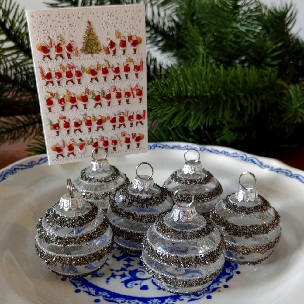 🎄Set of 6 clear name holders with silver glitter design.